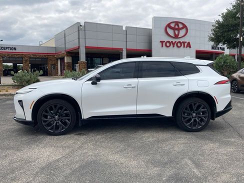Used 2025 Toyota Crown Signia w/ Advanced Technology Package AWD/4WD image 8