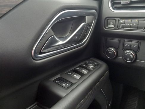 Used 2023 Chevrolet Suburban Premier image 28