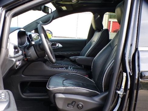 Used 2026 Chrysler Pacifica Limited FWD image 2