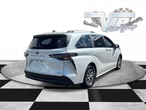 Used 2024 Toyota Sienna XLE w/ XLE Plus Package AWD/4WD image 4