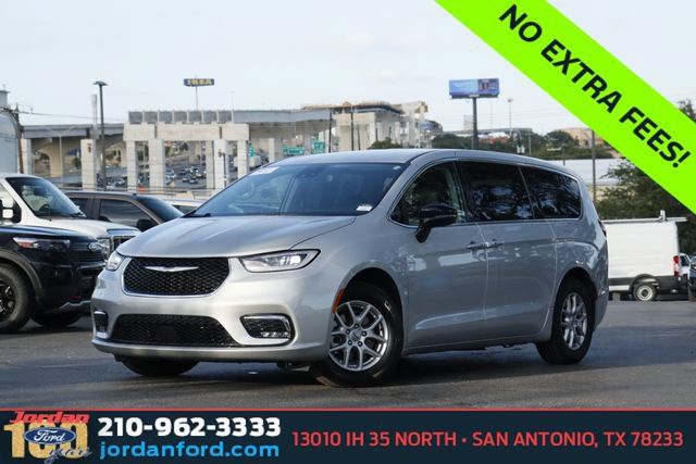 Used 2024 Chrysler Pacifica Touring-L FWD image 1