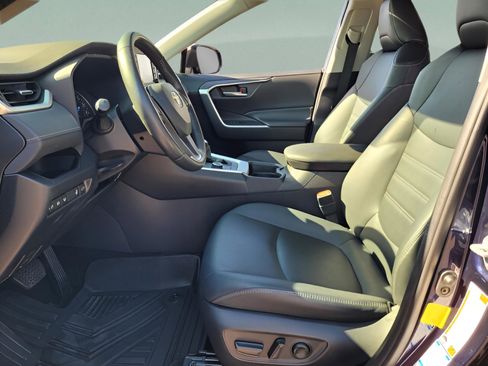 Used 2021 Toyota RAV4 XLE Premium image 14