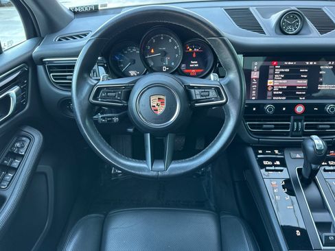 Certified 2023 Porsche Macan image 14