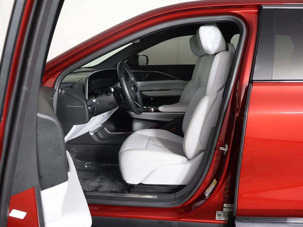 Used 2024 Cadillac Lyriq Sport RWD image 30
