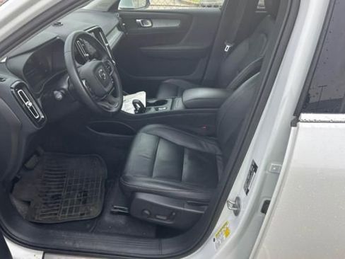 Used 2024 Volvo XC40 B5 Core image 5