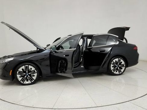 Used 2024 BMW i5 eDrive40i w/ M Sport Package RWD image 16