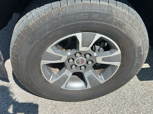 Used 2018 GMC Canyon SLE image 12