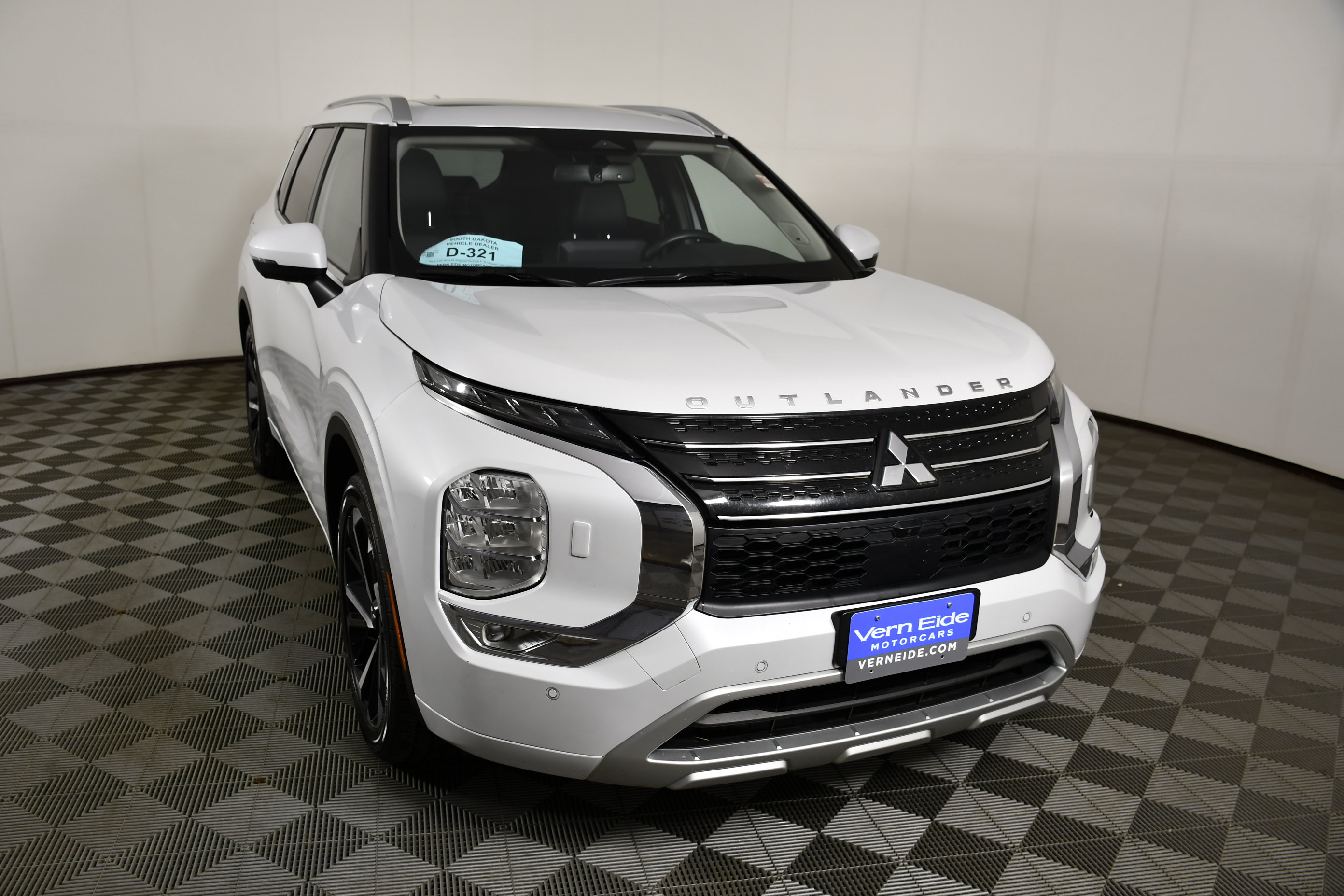 Used 2024 Mitsubishi Outlander SEL AWD/4WD image 3