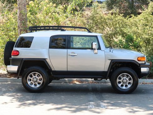 Used 2011 Toyota FJ Cruiser 4WD w/ Upgrade Pkg image 13