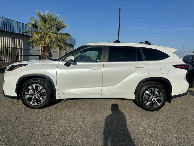 Used 2023 Toyota Highlander XLE AWD/4WD image 4