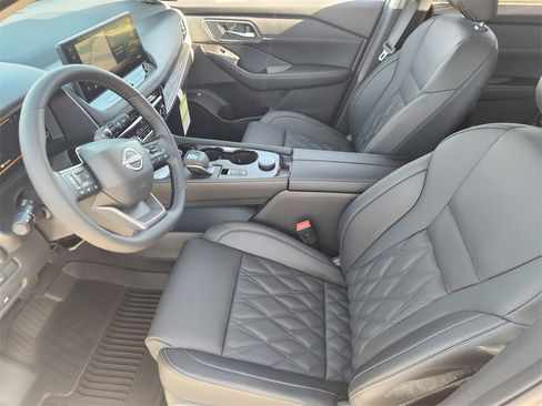 New 2026 Nissan Rogue Platinum image 9