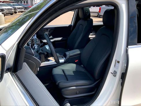 Used 2025 Mercedes-Benz GLB 250 4MATIC image 8