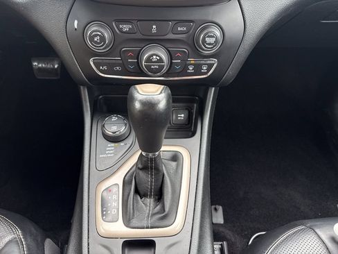 Used 2014 Jeep Cherokee Limited w/ Luxury Group AWD/4WD image 25