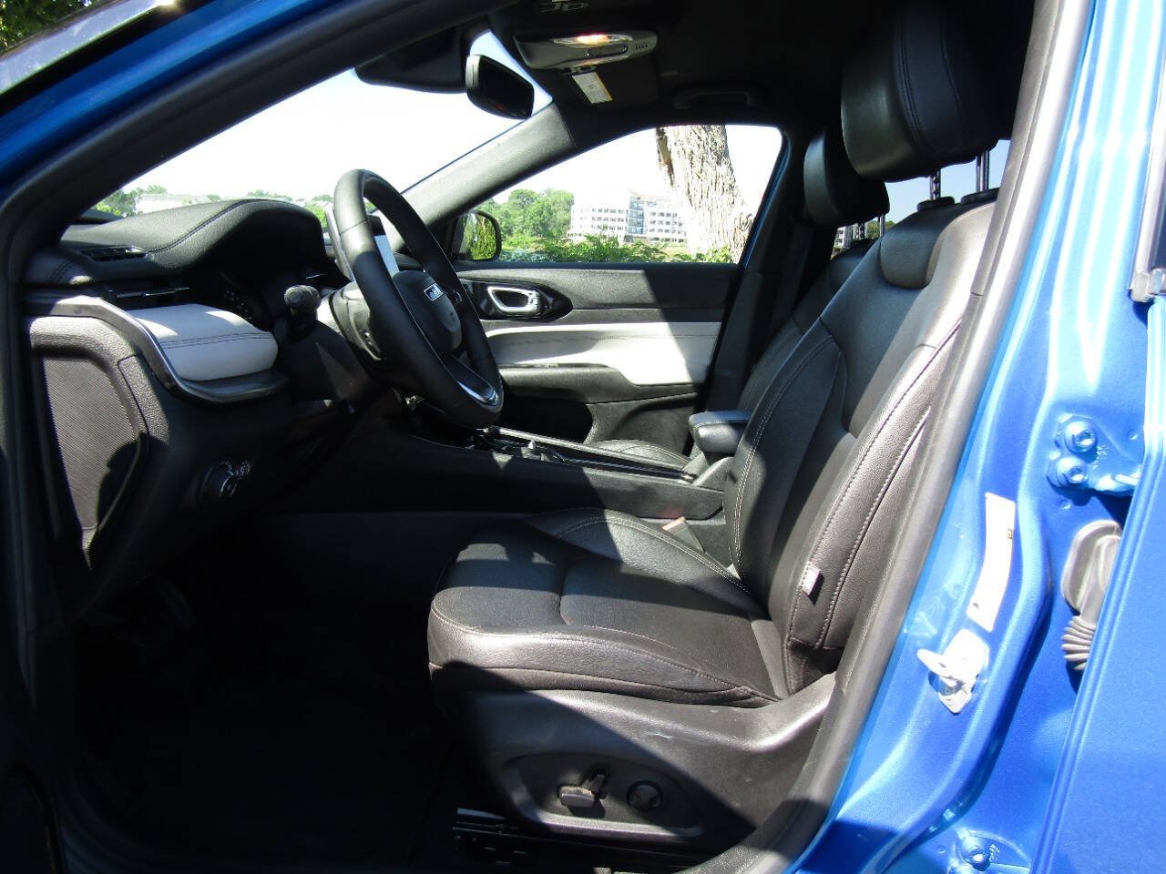 Used 2025 Jeep Compass Limited AWD/4WD image 12