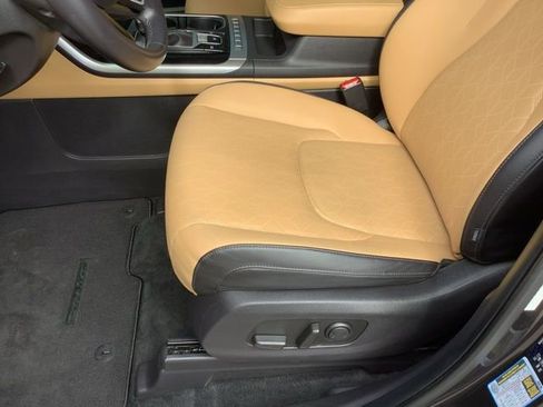 Used 2024 Kia Carnival LX image 9