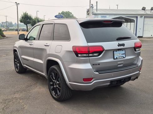 Used 2017 Jeep Grand Cherokee Altitude AWD/4WD image 3