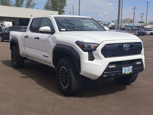 Used 2024 Toyota Tacoma TRD Off-Road w/ TRD Off Road Premium Package image 9