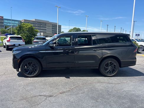 Certified 2025 Lincoln Navigator L Reserve AWD/4WD image 4