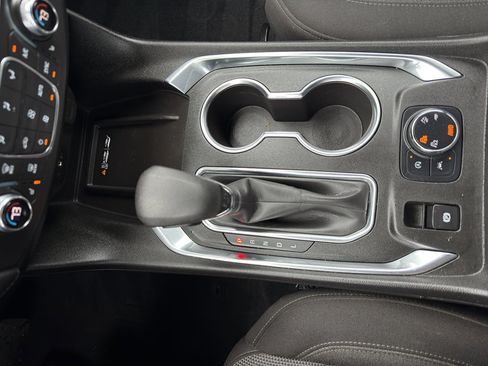 Used 2022 Chevrolet Traverse LT image 23