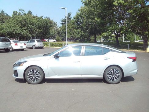 Used 2025 Nissan Altima 2.5 SV FWD image 2