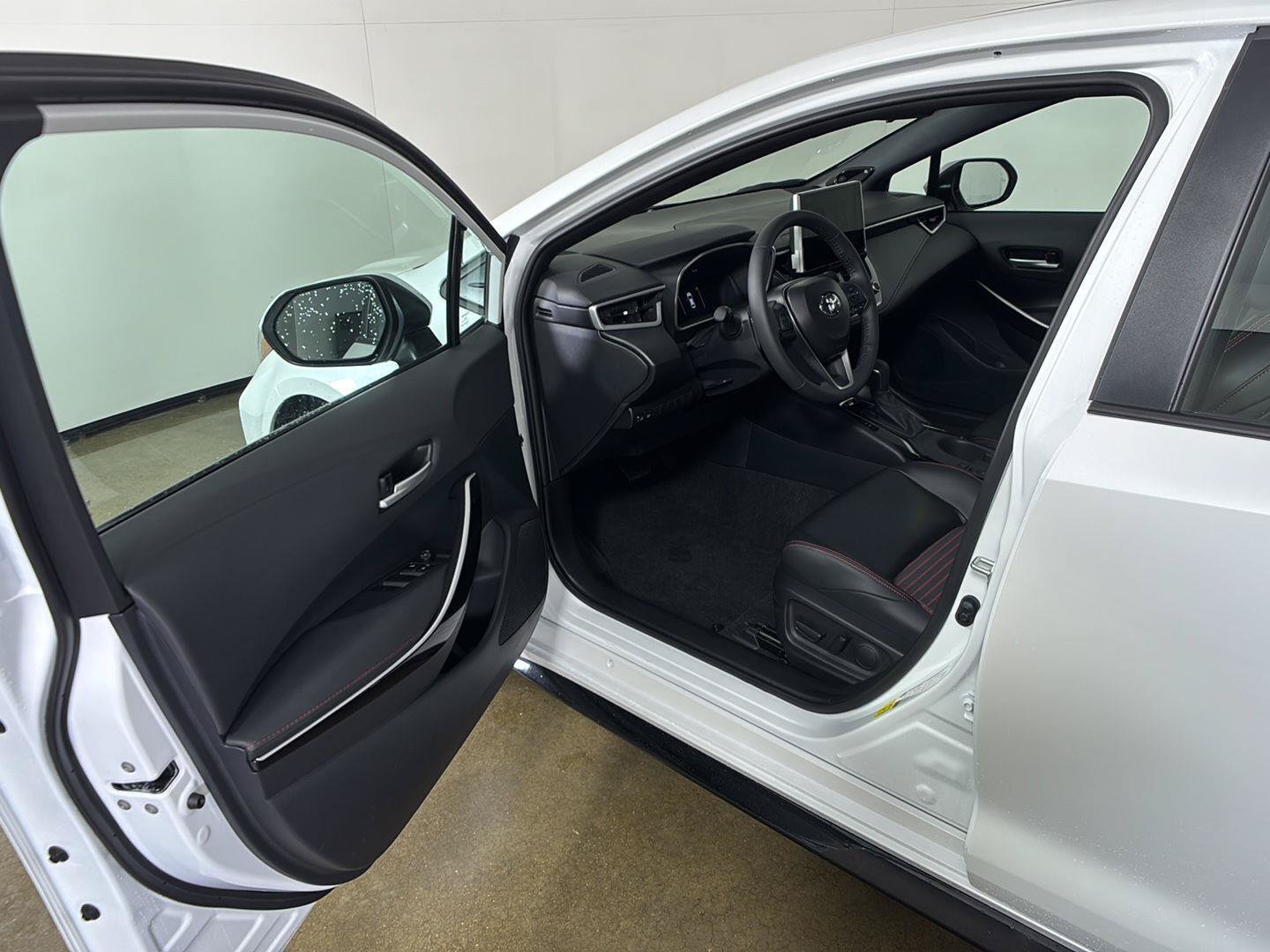 Used 2026 Toyota Corolla XSE FWD image 2