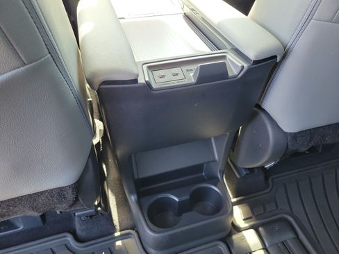 Used 2025 Toyota Sienna XLE FWD image 11
