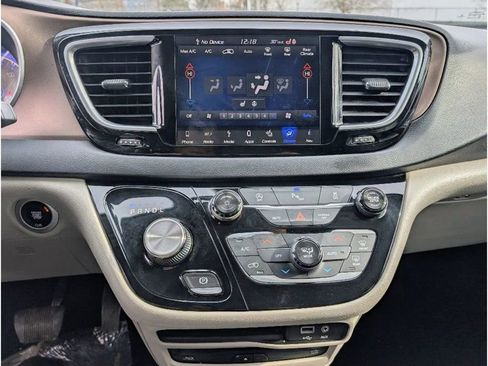 Used 2018 Chrysler Pacifica Touring-L Plus image 27