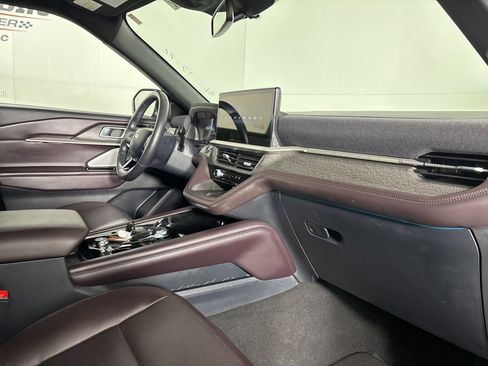 Used 2025 Ford Explorer Platinum image 36