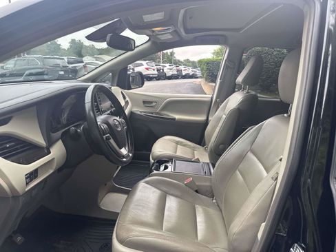 Used 2019 Toyota Sienna XLE w/ XLE Navigation Package FWD image 17