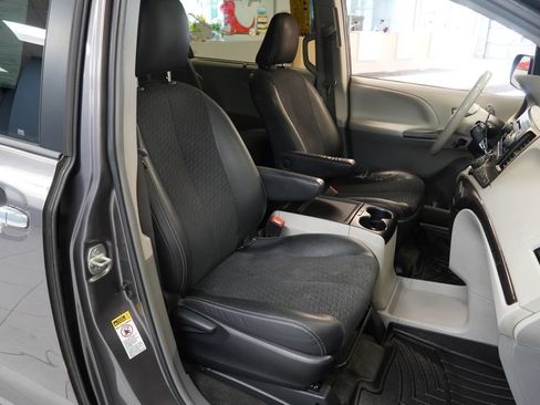 Used 2013 Toyota Sienna SE FWD image 23