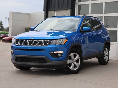 Used 2017 Jeep Compass Latitude w/ Popular Equipment Group AWD/4WD image 3