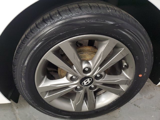 Used 2017 Hyundai Elantra SE FWD image 28