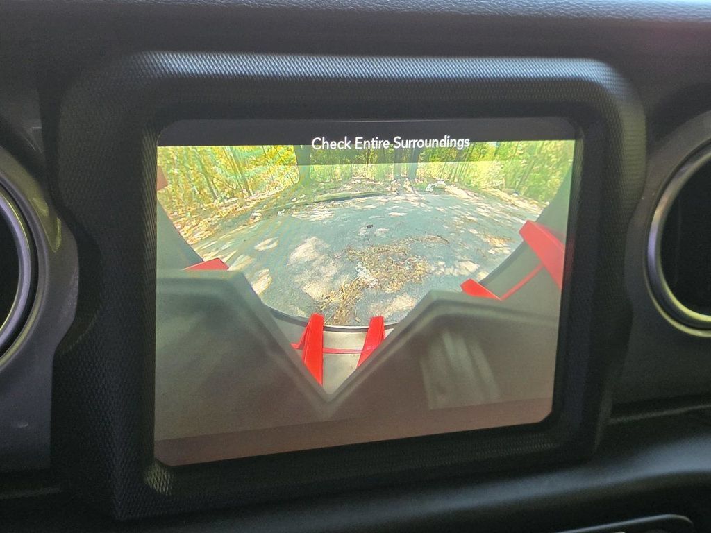 Used 2018 Jeep Wrangler Unlimited Sahara AWD/4WD image 15