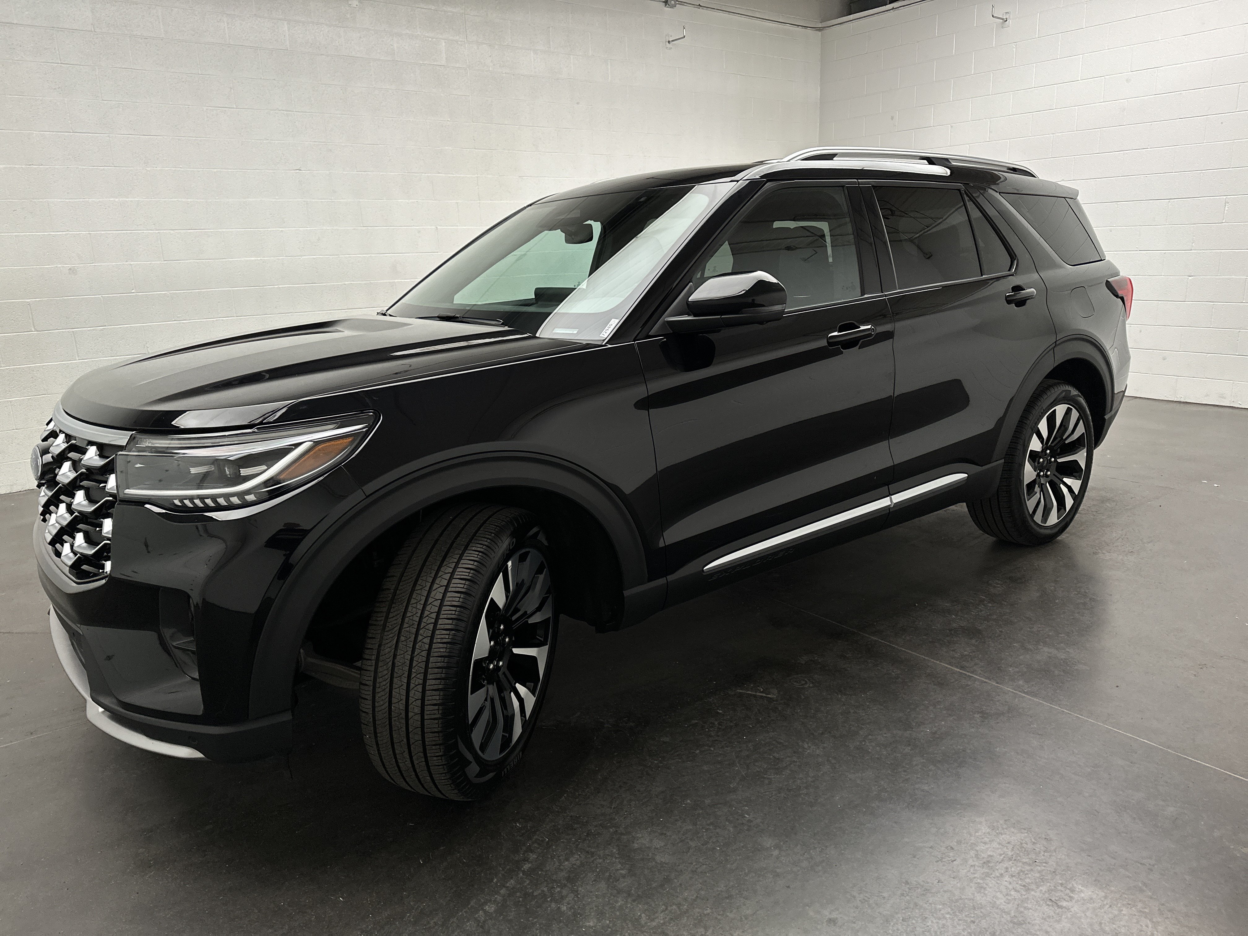 Used 2025 Ford Explorer Platinum w/ LUX Leather Package AWD/4WD image 4