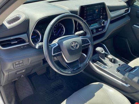 Used 2022 Toyota Highlander Bronze Edition FWD image 26