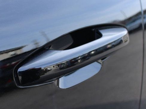 Used 2025 Volvo XC40 B5 Core image 9