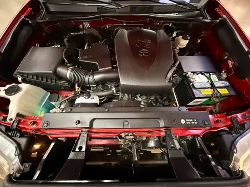 Used 2018 Toyota Tacoma SR5 w/ Exterior Package image 29