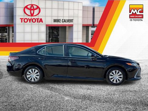 Used 2022 Toyota Camry LE FWD image 6