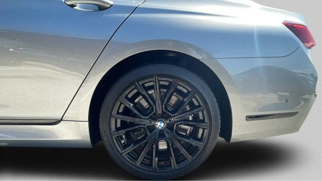 Used 2022 BMW 750i xDrive w/ Autobahn Package AWD/4WD image 22
