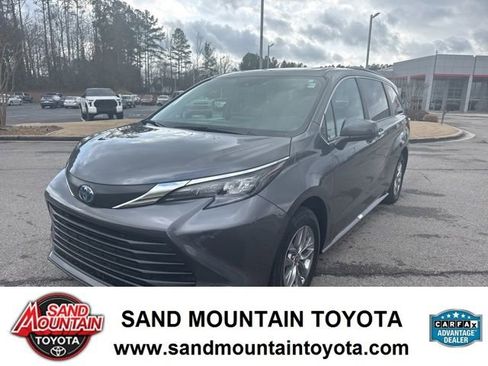 Used 2025 Toyota Sienna XLE image 7