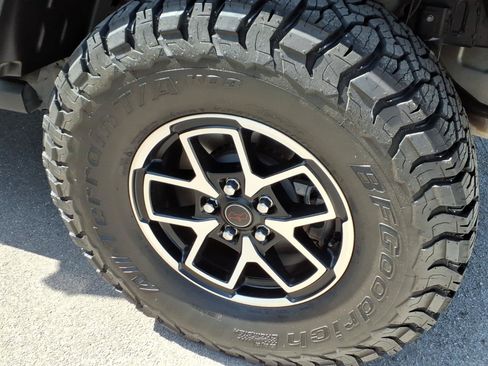 Used 2025 Jeep Gladiator Rubicon w/ Safety Group AWD/4WD image 9