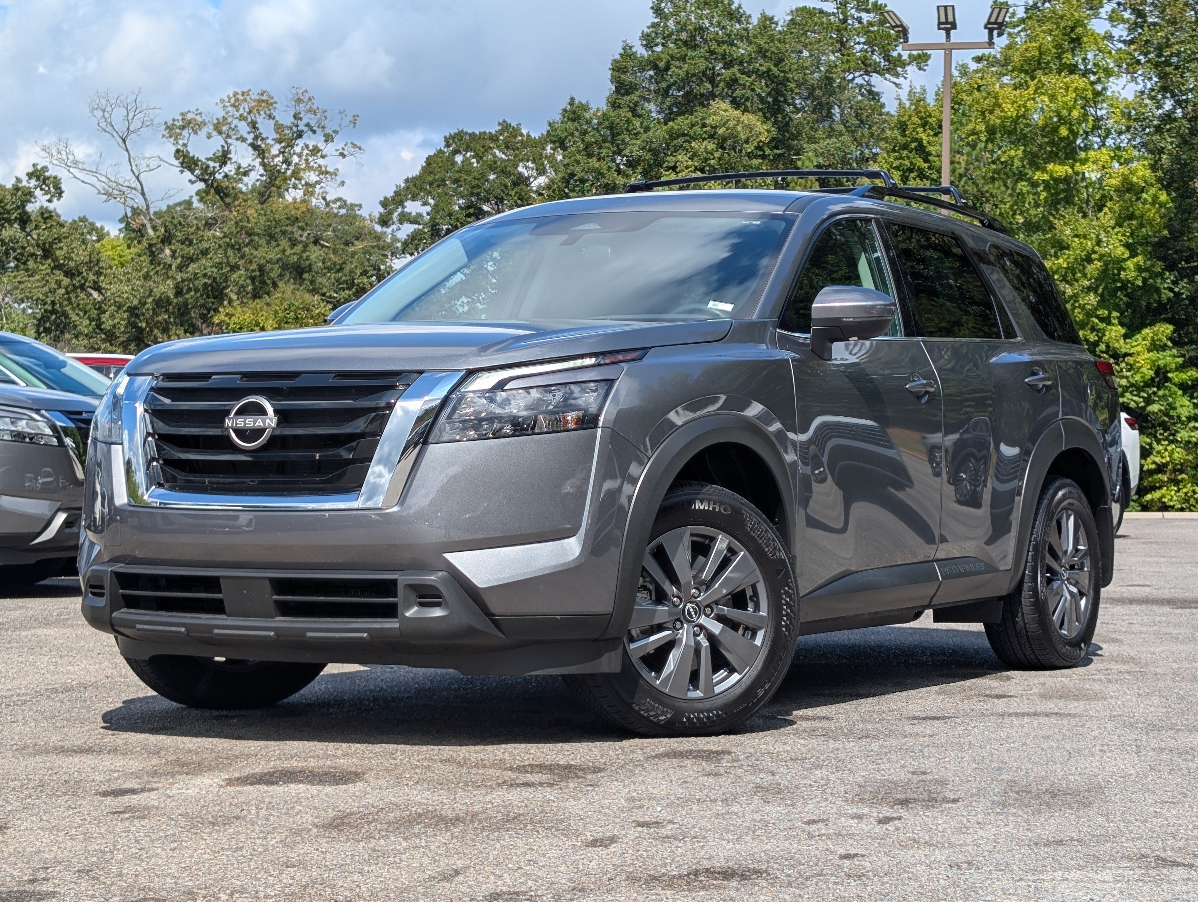 Used 2025 Nissan Pathfinder SV FWD image 4