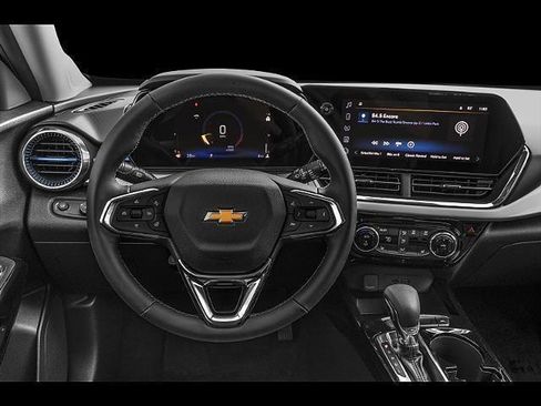 Used 2024 Chevrolet Trax LT w/ Driver Confidence Package FWD image 4