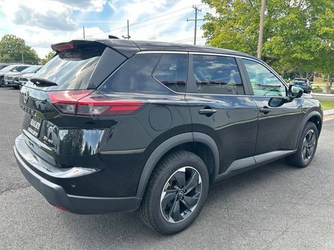 Used 2024 Nissan Rogue SV AWD/4WD image 3