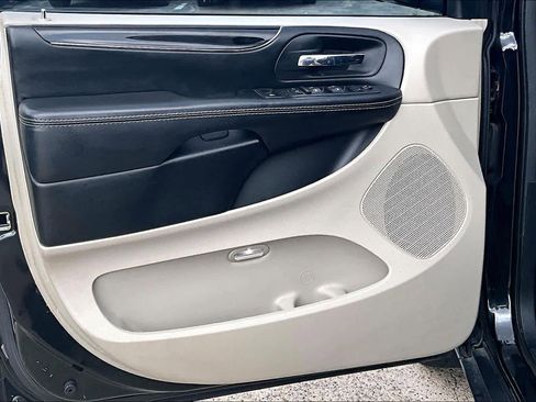 Used 2020 Dodge Grand Caravan SXT image 21