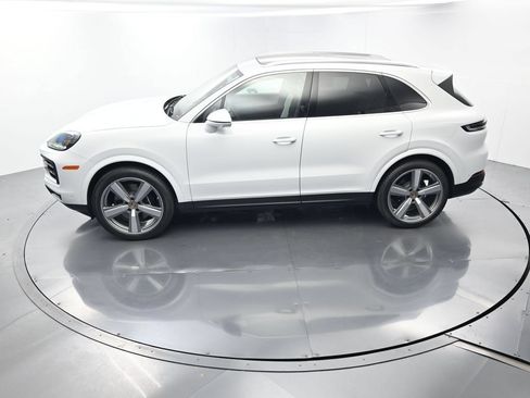 Certified 2025 Porsche Cayenne AWD/4WD image 33