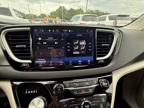 Used 2024 Chrysler Pacifica Touring-L FWD image 15