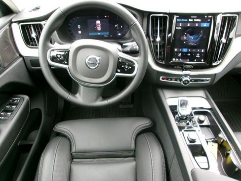 Used 2025 Volvo XC60 B5 Ultra AWD/4WD image 11