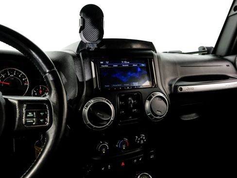 Used 2015 Jeep Wrangler Unlimited Rubicon w/ Connectivity Group AWD/4WD image 33