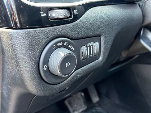 Used 2020 Jeep Cherokee Latitude Plus image 19